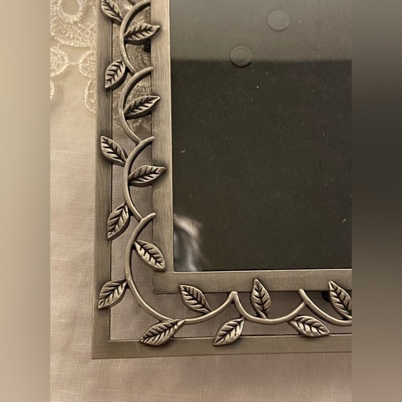 3/55$Vintage Table Top sturdy silver metal picture frame with leaves pattern 4x6 - Picture 8 of 12